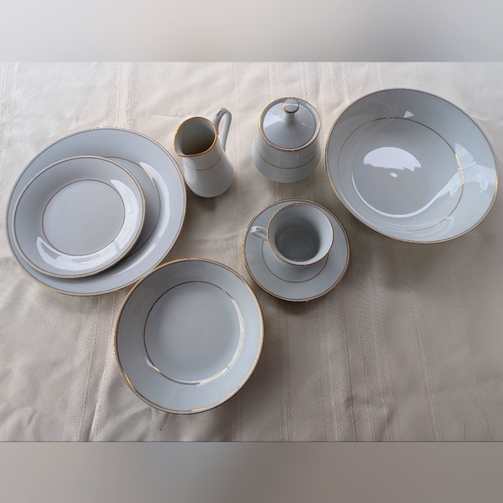Sophisticated White and Gold Dinnerware Collection - Willing to sell for parts